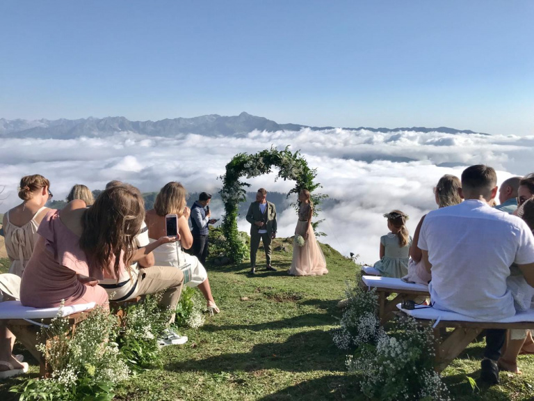 Свадебная церемония на Роза Пик в Отеле 28 в г. Сочи на горнолыжном курорте Роза Хутор