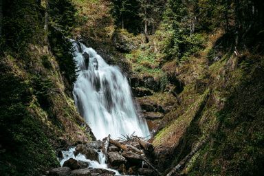 Посетите парк водопадов "Менделиха"  в Отеле 28 в г. Сочи на горнолыжном курорте Роза Хутор